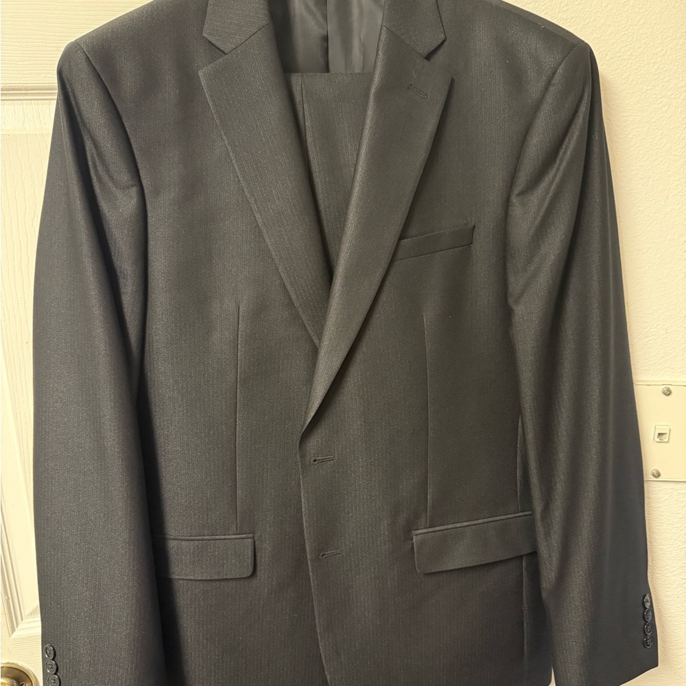 Van Heusen 2-Piece Suit 44L Black/ Charcoal